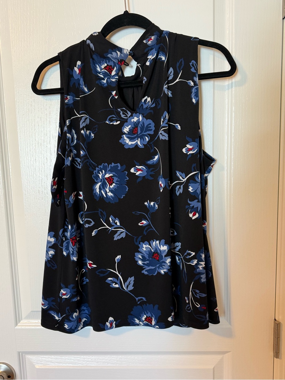 White House Black Market Black Sleeveless Floral Neck Keyhole Camisole